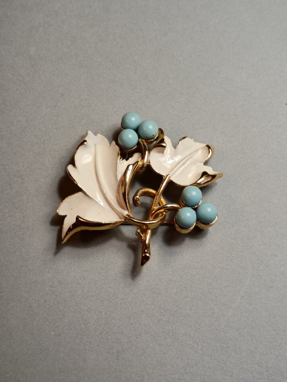 Vintage 1967 Sarah Coventry Winfred White Enamel Leaf Faux Turquoise Brooch
